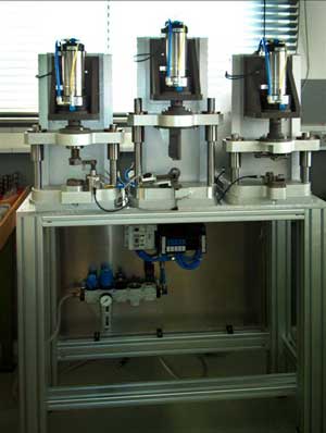 Stanz- und Biegevorrichtung f&uuml;r Modulkomponenten einer E-Gasanlage